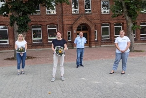 Von links: Anna Bode, Nicole Schwichtenberg, Sven Pieczewski, Schulleiterin Henrike Geißler 